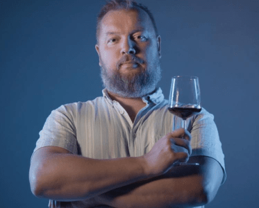 A communicator who connects culture, knowledge, and curiosity